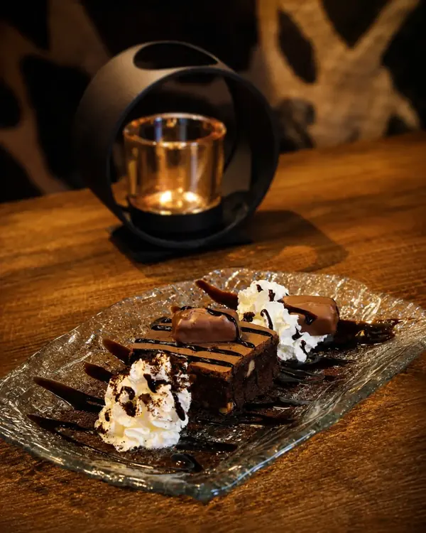 Brownie con nata y chocolate