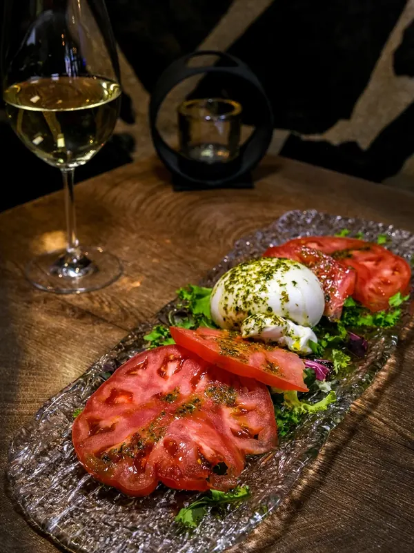 Ensalada de burrata con pesto y tomate