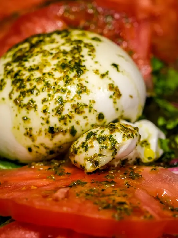 Burrata con pesto, de cerca