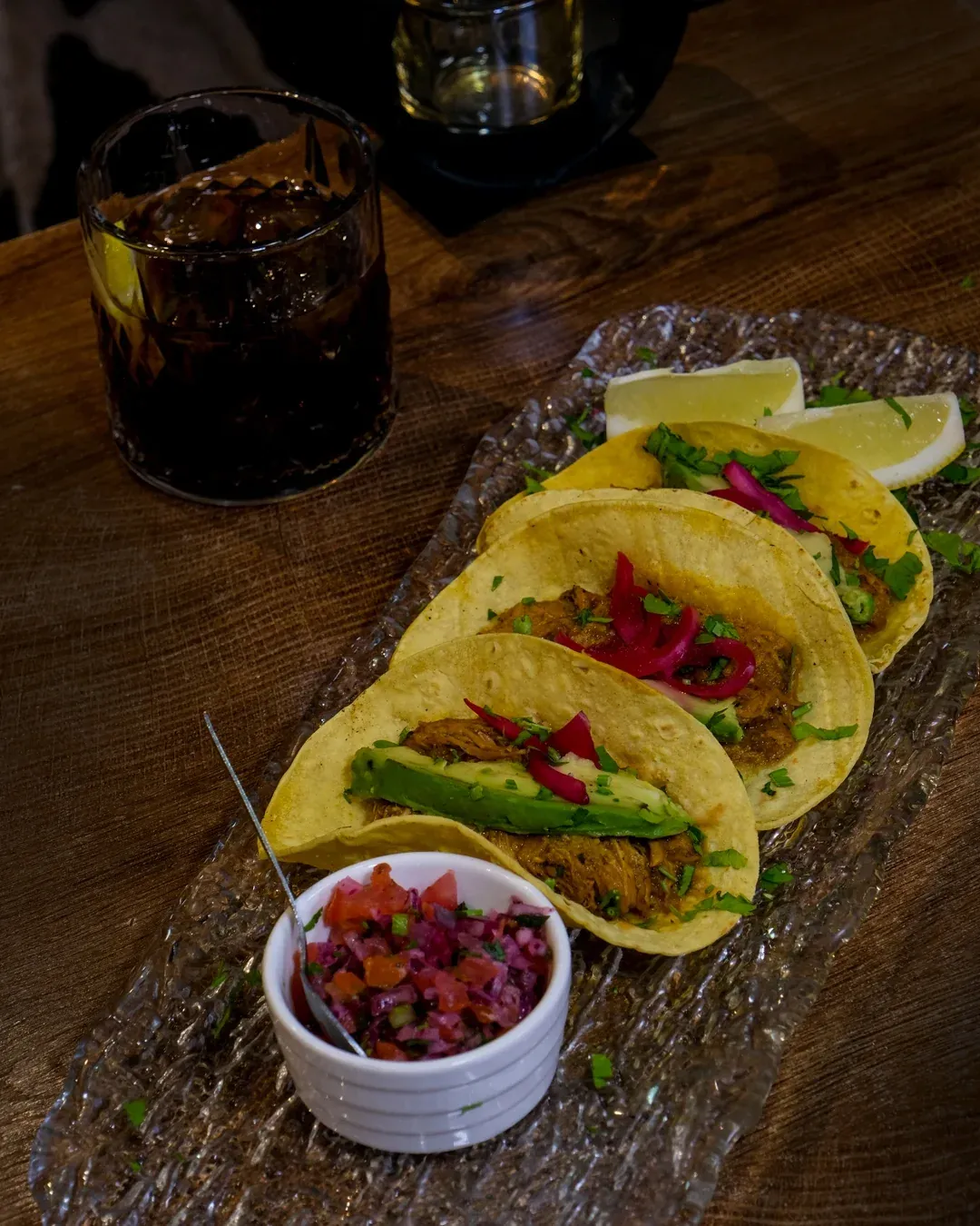 Tacos de cochinita pibil con aguacate, cebolla encurtida y pico de gallo